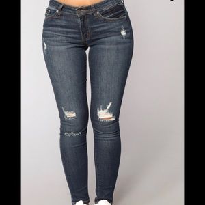 NWOT dark-wash ripped skinny jeans